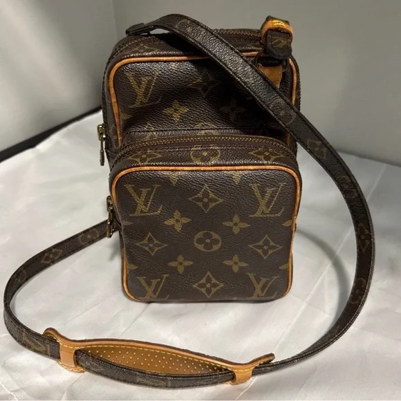 Louis Vuitton - Picture 1 of 5